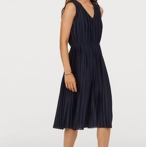 H&M pleated midi dress with belt - Small
